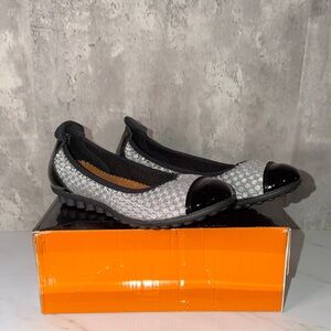 NEW Bernie mev bella me Women's Black and Gray Flats